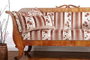 antiek_beklede_bank_met_nabuco